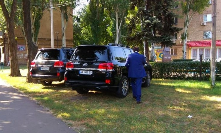В Николаеве киевские гости ресторана «Астория» припарковали джипы у памятника Черноволу
