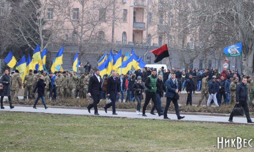 Губернатор Савченко предложил по области вывесить флаги добровольческого движения