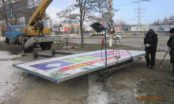В Николаеве продолжают активно демонтировать незаконные рекламные конструкции