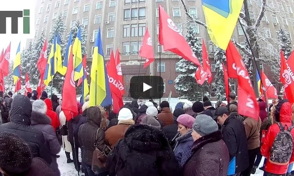 Митинг под флагами политической партии "Социалисты"