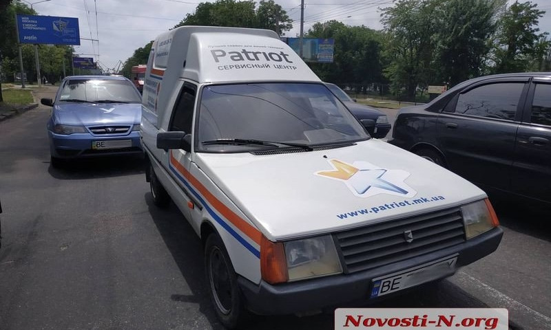 В Николаеве инструктор вождения на учебном автомобиле въехал в «Таврию»