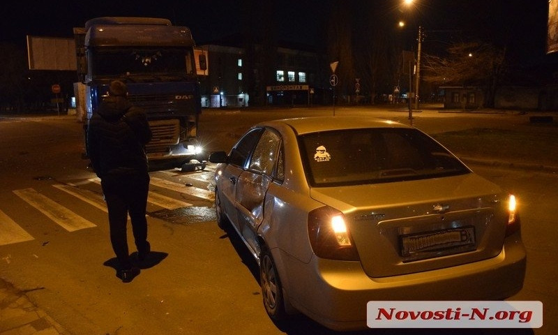 В Николаеве DAF въехал в «Шевроле»: от удара авто развернуло на «180 градусов»