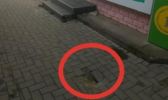 На пешеходной дорожке в Николаеве провалилась тротуарная плитка