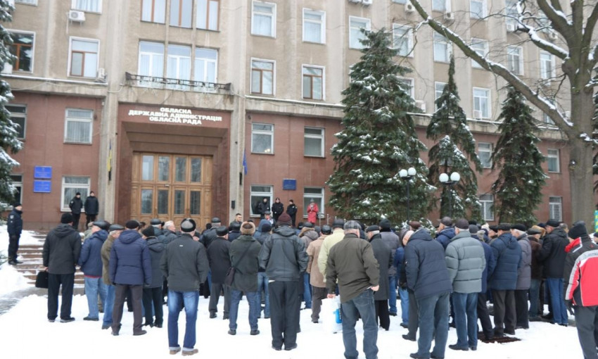 Под Николаевской облгосадминистрацией снова собрались бывшие работники МВД