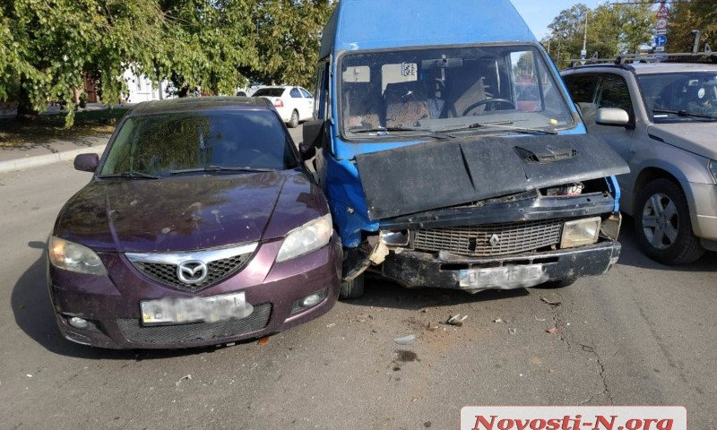 В Николаеве столкнулись микроавтобус и легковой автомобиль: есть пострадавшие
