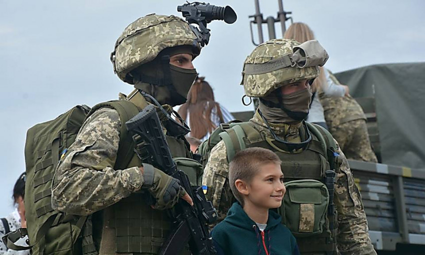 Николаевские десантники устроили выставку техники, а спасатели учили детей, как тушить пожар