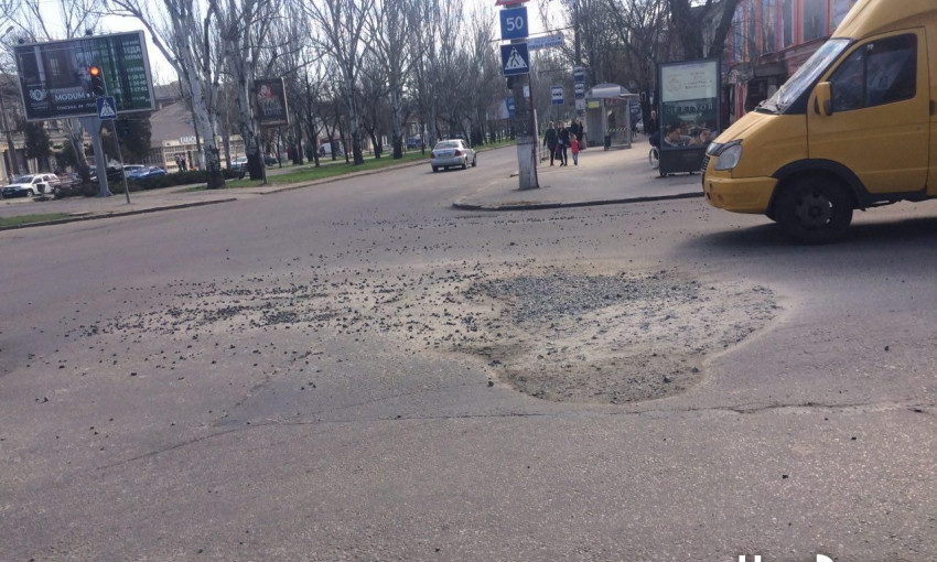 Сенкевич возмутился щебенкой на дороге в центре города, которую уже три недели не могут убрать: «Если живешь в Николаеве – страдай по полной»