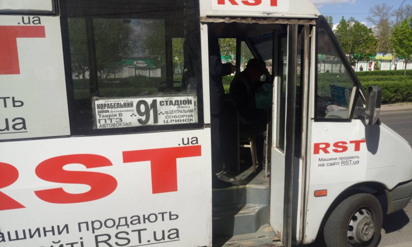 В Николаеве маршрутка везла пассажиров с открытой дверью