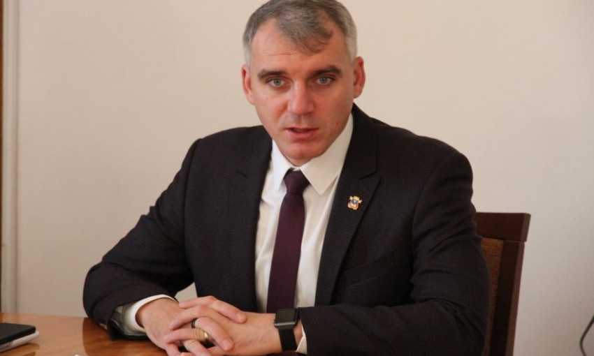 Мэр Николаева Александр Сенкевич пообещал выплатить финансовую помощь мужчине, упавшему с ребенком в люк