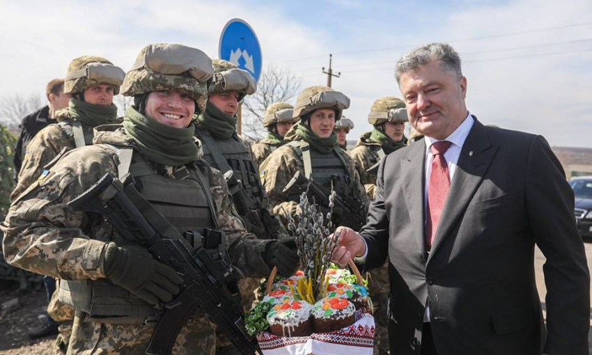 Президент Украины Петр Порошенко поздравил николаевских воинов легендарной 79-й бригады с праздником