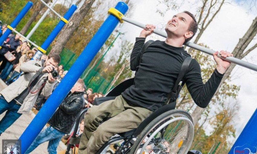 Житель Вознесенска, прикованный к инвалидному креслу, стал легендой украинского Workout