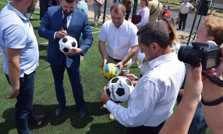 Губернатор Николаевской области Алексей Савченко открыл спортивную площадку с полем для мини-футбола