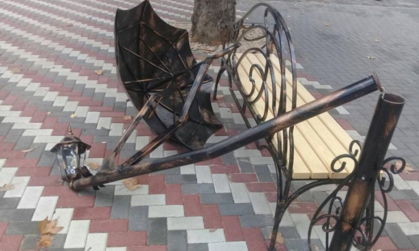 В центре Николаева вандалы сломали арт-объект «скамейка с зонтом», установленный к Дню города