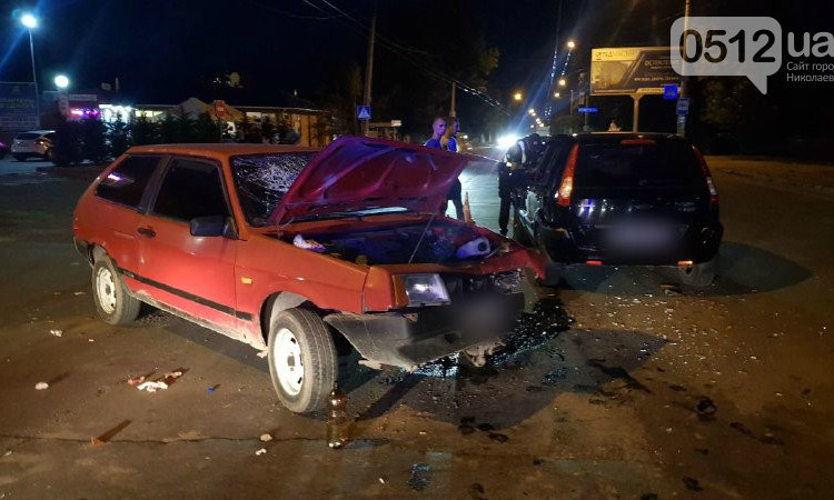 На Героев Украины произошла авария с участием трех автомобилей, пострадали женщина и ребенок