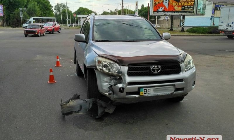 Водитель автомобиля «ВАЗ-2104» решил проскочить на красный свет светофора и столкнулся с иномаркой