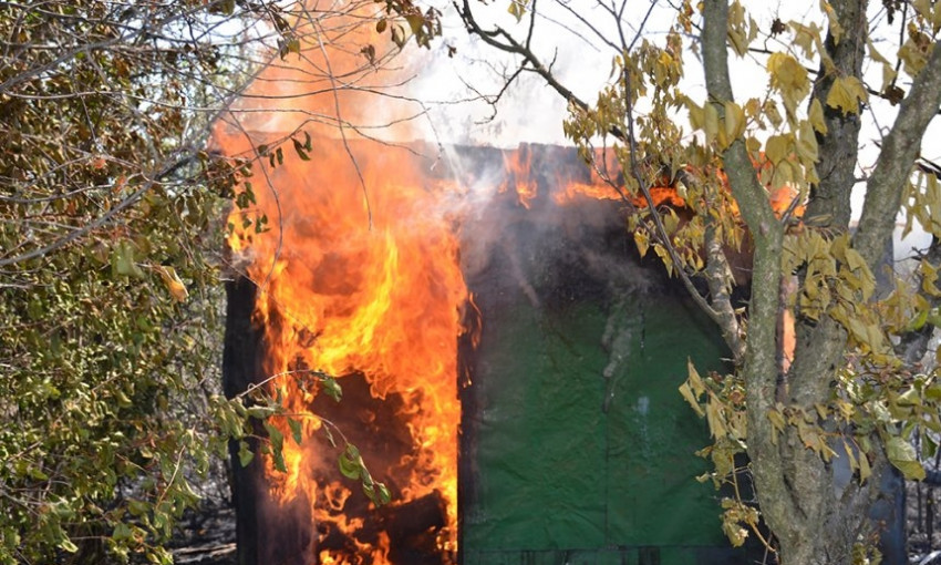 В Николаеве пожар травы на открытой территории площадью 4,5 га уничтожил постройки