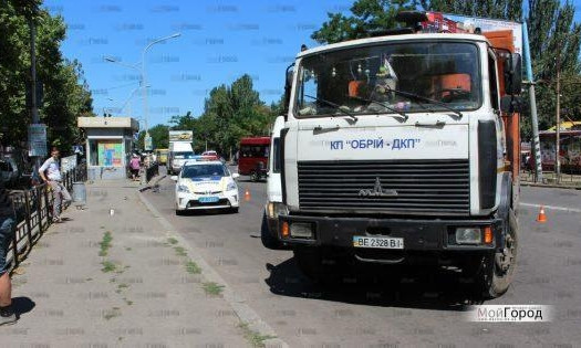 В Николаеве водитель мусоровоза, ехавший без прав, протаранил маршрутку