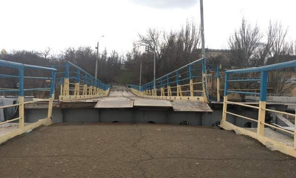 Николаевцы возмущены состоянием пешеходного моста
