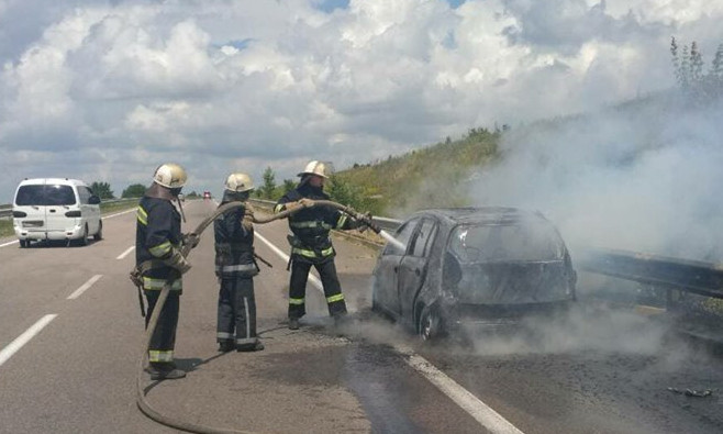 В Кривоозерском районе на трассе «Киев-Одесса» во время движения загорелся автомобиль
