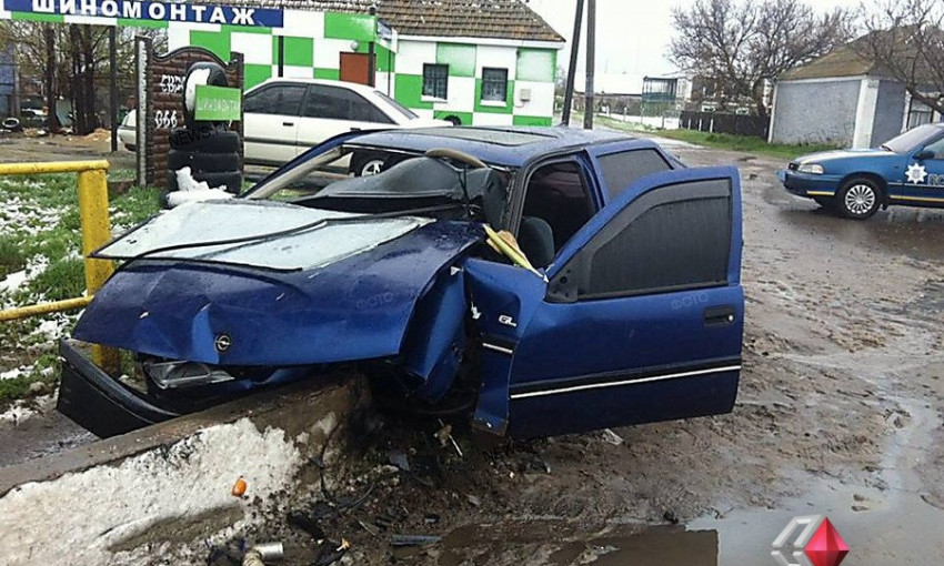 На Николаевщине «Opel» на скорости врезался в бетонное ограждение