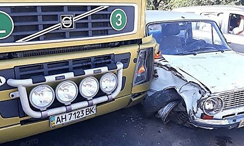 В Николаеве пьяный водитель врезался в седельный тягач и разбил свою машину