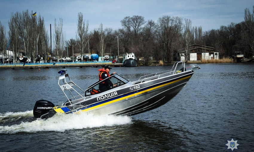 Президент Украины Петр Порошенко вручил николаевским полицейским сертификат и новый катер