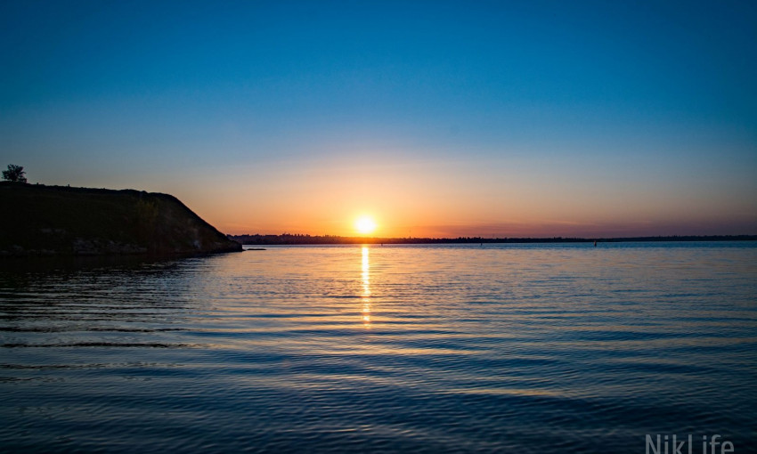 Волшебство ухоящего солнца: как выглядит «закатный» Николаев со стороны воды