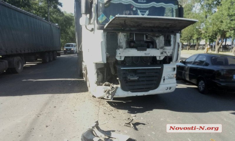 На проспекте Героев Сталинграда грузовик врезался в автомобиль