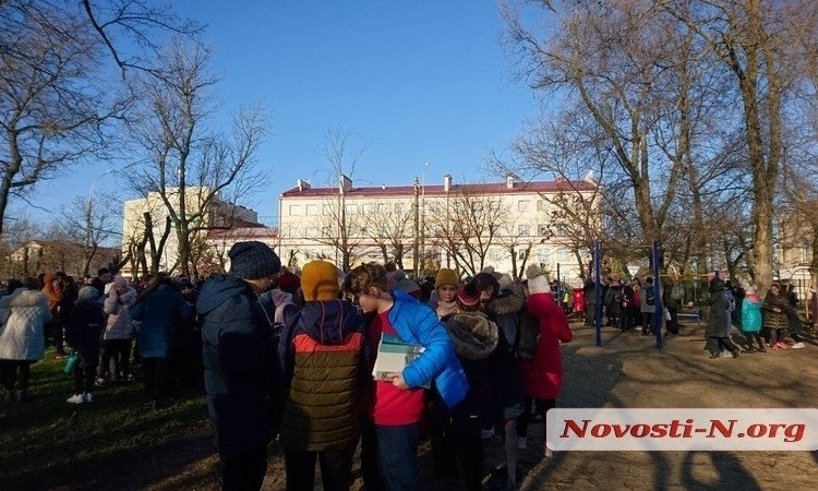 «Дети мешают работе!»: в Николаеве чиновник не хотел пускать эвакуированных школьников погреться