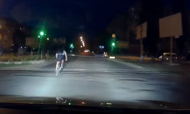 Как ездят в Николаеве: на дорогах появился велосипедист - «камикадзе»