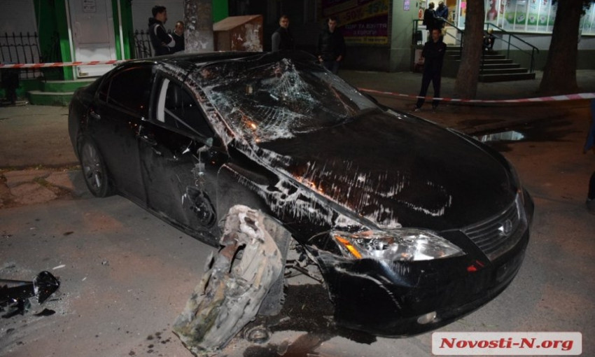 В Николаеве пьяный водитель «Лексуса» врезался в электроопору: автомобиль трижды перевернулся