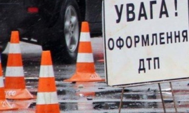 Автомобиль "Волга" в Николаеве снес дорожный знак