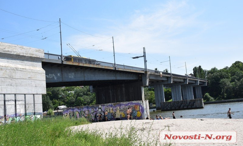 В Николаеве полицейские спасли самоубийцу, пытавшегося спрыгнуть с Ингульского моста