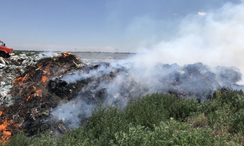 В Вознесенске пылал масштабный пожар на мусорной свалке