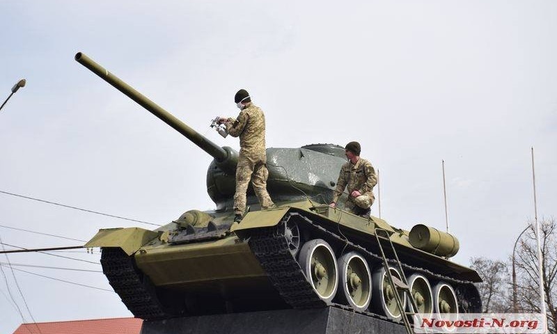 Ко Дню освобождения Николаева обновят монумент «танк»: гвардейский знак останется на месте