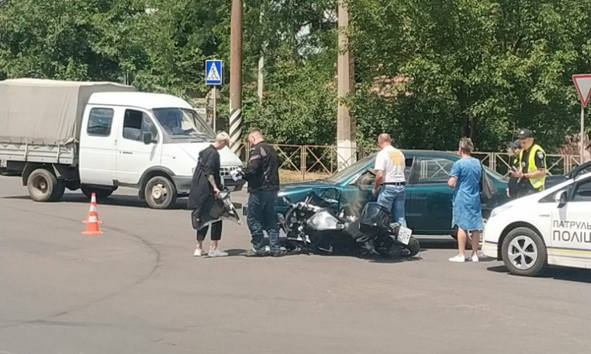 В Николаеве на Херсонском шоссе мотоциклист в автомобиль