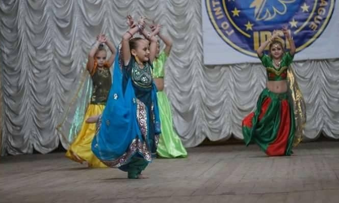 Воспитанники городского дворца «Корабельный» на соревнованиях по современным танцам покорили всех индийскими танцами