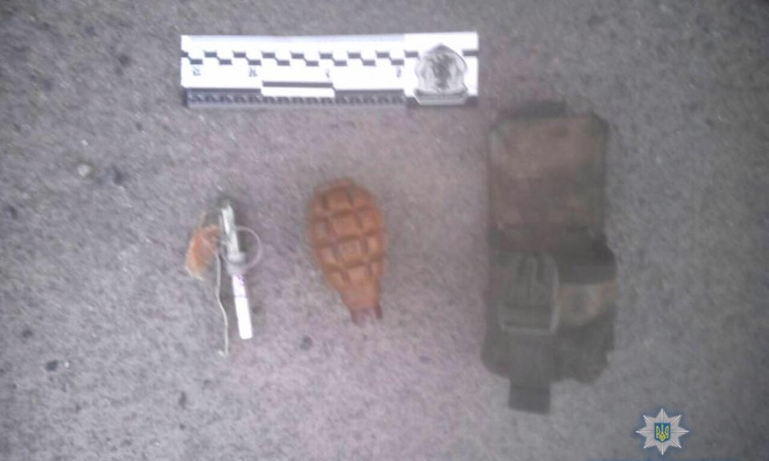 На Одесской посреди дороги обнаружили подозрительную находку - мужскую сумку с гранатой