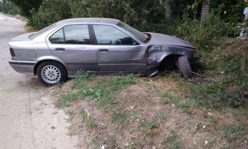 В селе Лиманы автомобиль снес кирпичный забор, виновник ДТП сбежал и сбросил свою машину