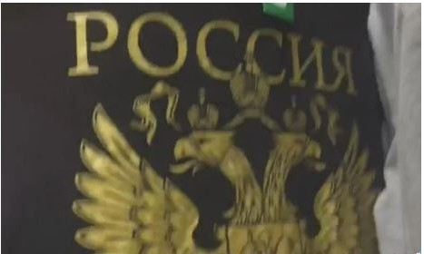 Горожанин нашел футболку с принтом герба России (видео)