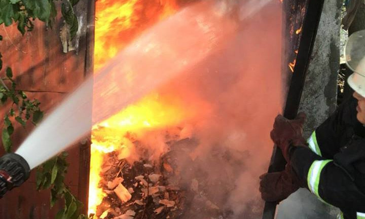 В Вознесенске из-за неосторожного обращения с огнем загорелся гараж