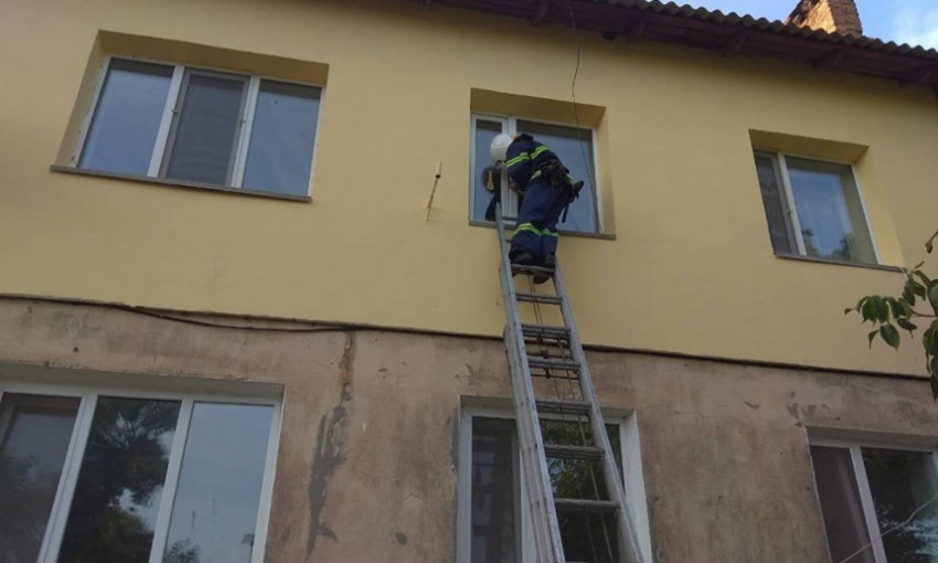На Николаевщине спасатели открыли квартиру, где оказалась заперта двухлетняя девочка
