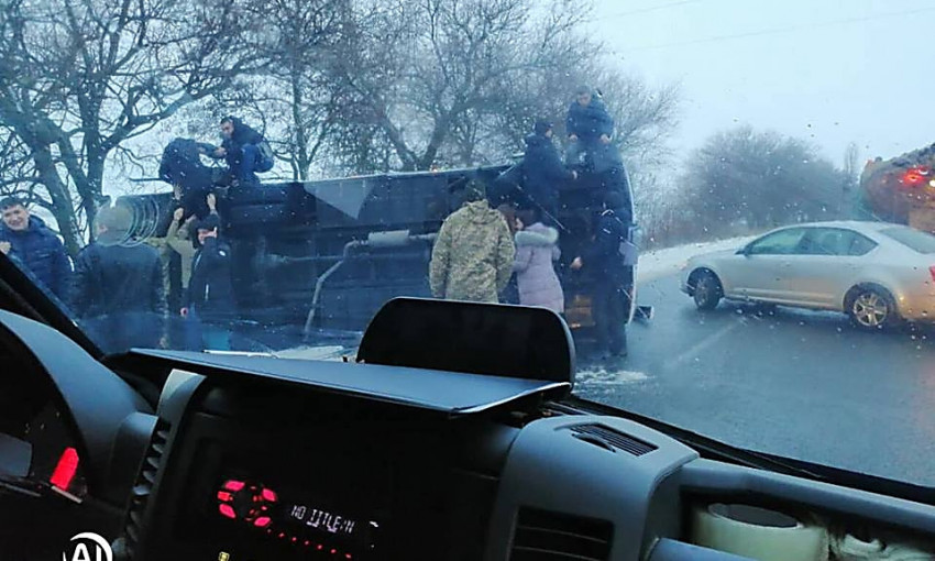На автотрассах Николаевской области сильный гололед, скользкая дорога и уже несколько серьезных аварий