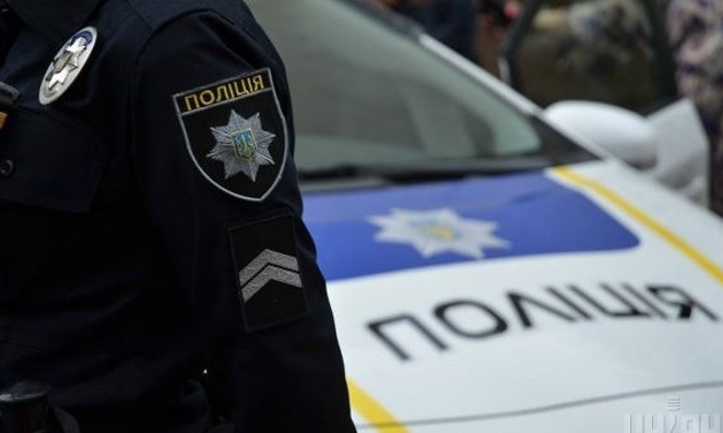В Николаеве патрульные задержали мужчину, который разгуливал по улице с пистолетом