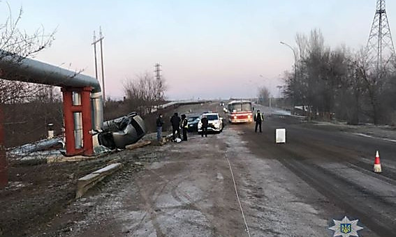 В Южноукраинске автомобиль врезался в теплосеть: один человек погиб