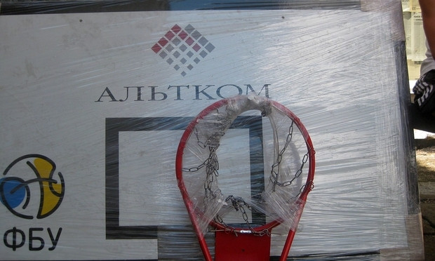 Новенькие баскетбольные стойки получил Николаевский дом творчества