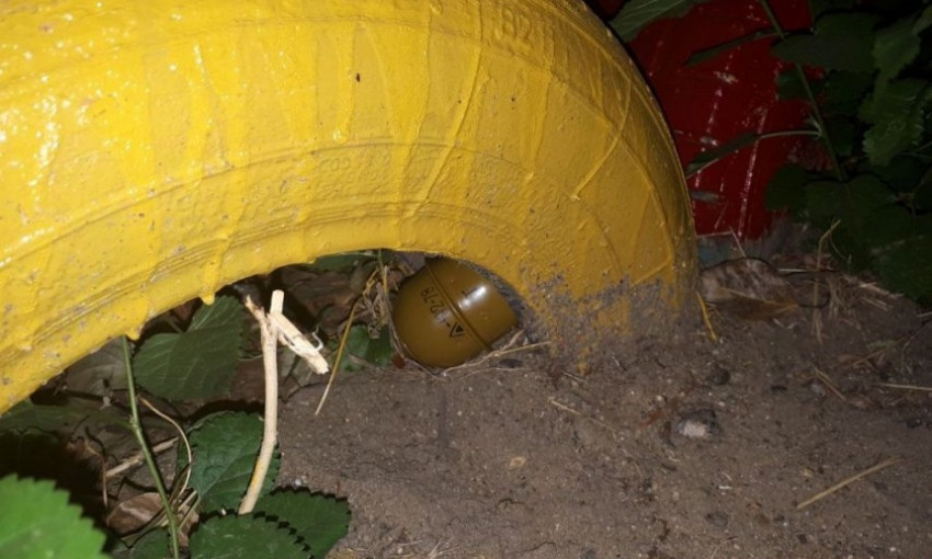На Космонавтов во дворе жилого дома местные жители обнаружили боевую гранату