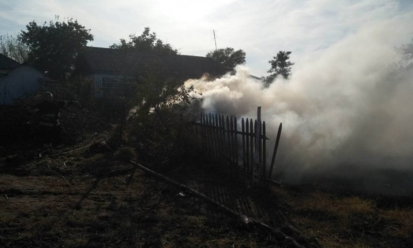 В Николаевской области на территории частного домовладения загорелся стог сена