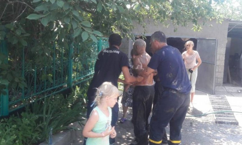 В Новой Одессе мужчина случайно оказался в выгребной яме, на помощь пришли спасатели