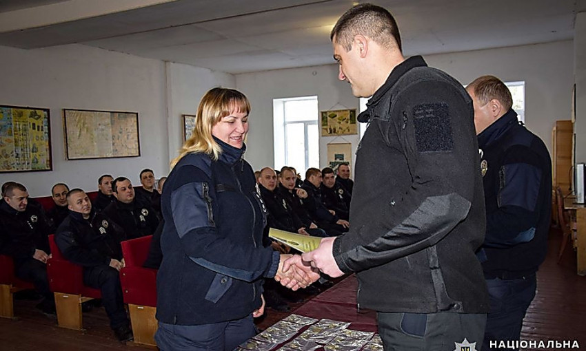 За участие в АТО и ООС бойцов николаевской спецроты полиции наградили знаками отличия